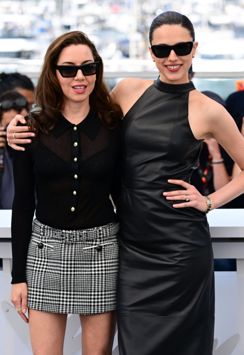 Margaret Qualley and Aubrey Plaza at Cannes Photocall, May 2025 8