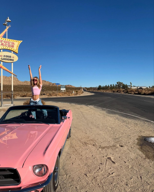 Olivia Ponton for VS Pink Summer, May 2025 2