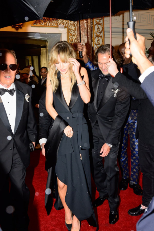 Suki Waterhouse and Michael Kors Arrive at 2025 Met Gala, May 2025 5