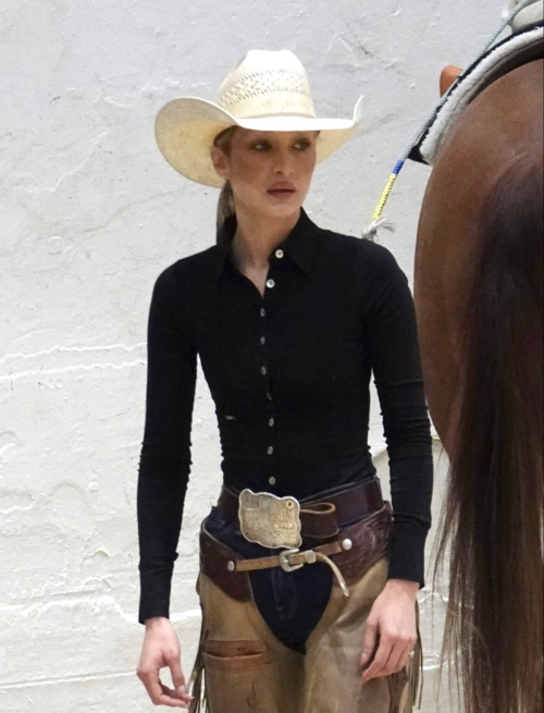 Bella Hadid Practices Horse Cutting Championship Las Vegas, June 2025 1