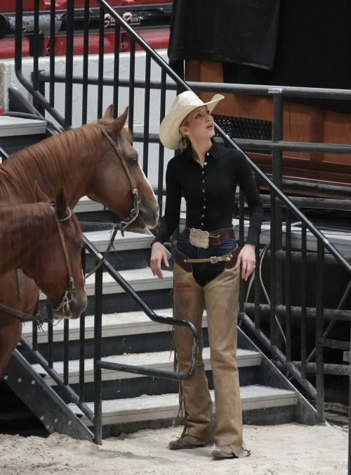 Bella Hadid Practices Horse Cutting Championship Las Vegas, June 2025 4