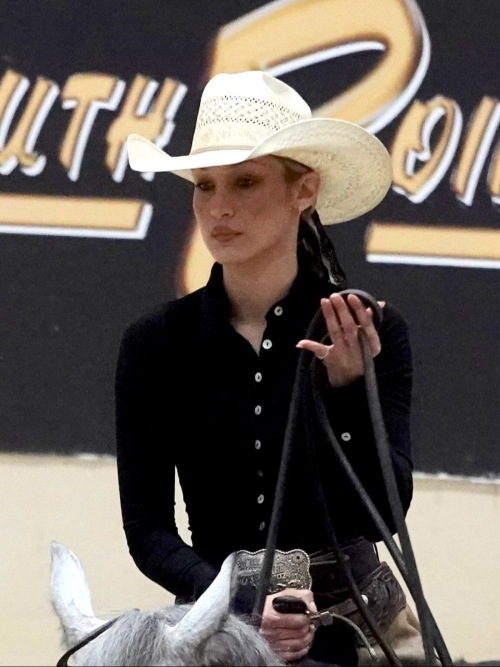 Bella Hadid Practices Horse Cutting Championship Las Vegas, June 2025 5