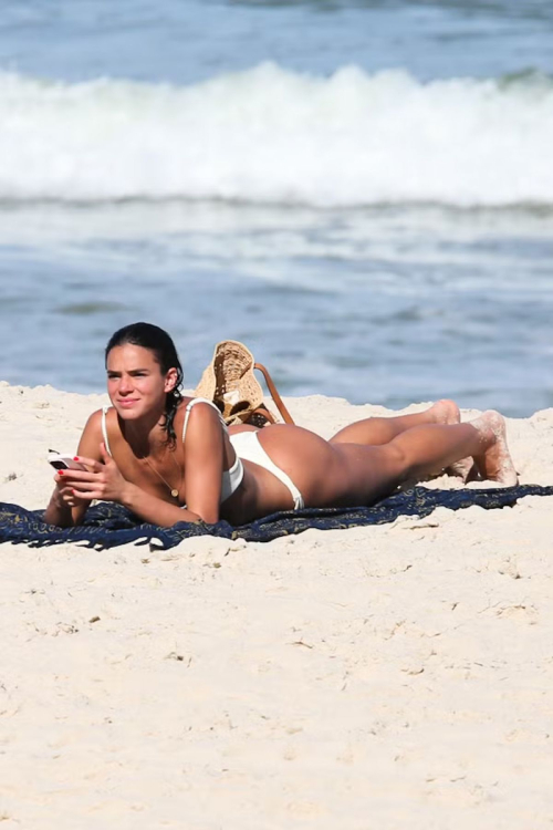 Bruna Marquezine in Bikini at Rio Beach, May 2025 11