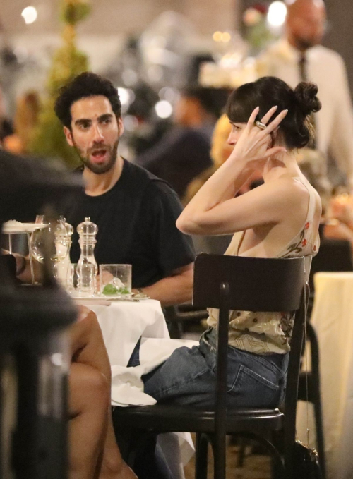 Dakota & Kate Have Dinner in Rome, June 2025 1