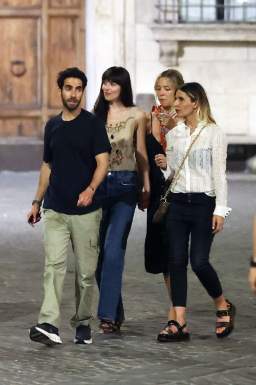 Dakota & Kate Have Dinner in Rome, June 2025 2