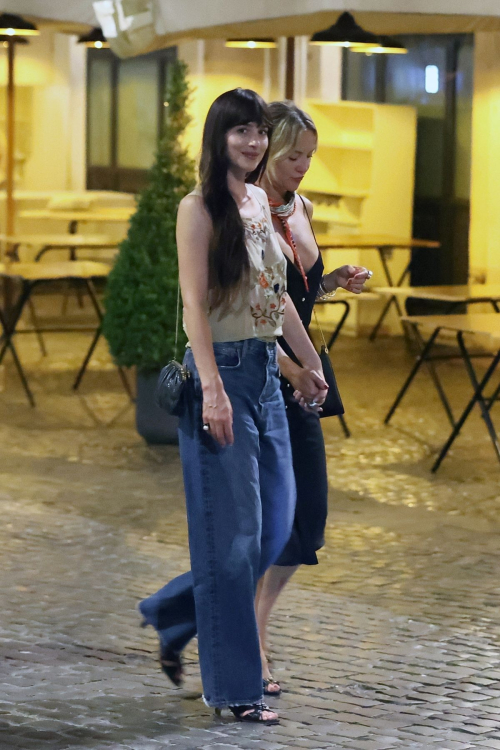 Dakota & Kate Have Dinner in Rome, June 2025 3