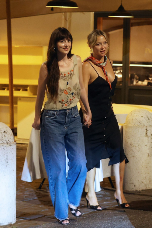 Dakota & Kate Have Dinner in Rome, June 2025 4