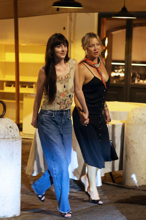 Dakota & Kate Have Dinner in Rome, June 2025 5