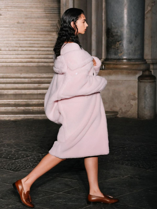Deva Cassel at Max Mara Resort Collection Caserta, June 2025 4
