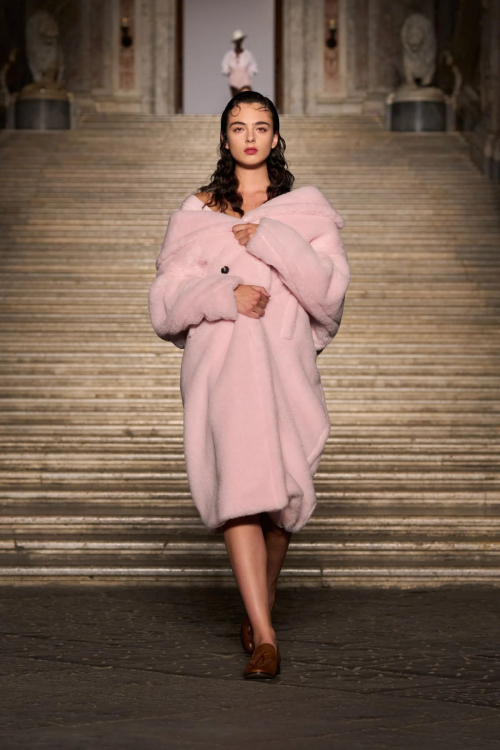 Deva Cassel at Max Mara Resort Collection Caserta, June 2025 7