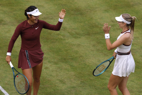 Emma Raducanu and Katie Boutler at HSBC, June 2025 11
