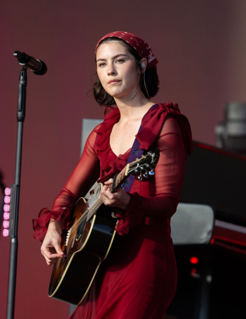 Gracie Abrams Performs at Glastonbury, June 2025 2