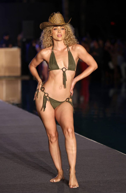 Jasmine Sanders at W South Beach Runway Show, June 2025 2