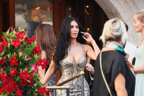 Kim Khloe Kardashian at Jeff Bezos wedding, June 2025 2