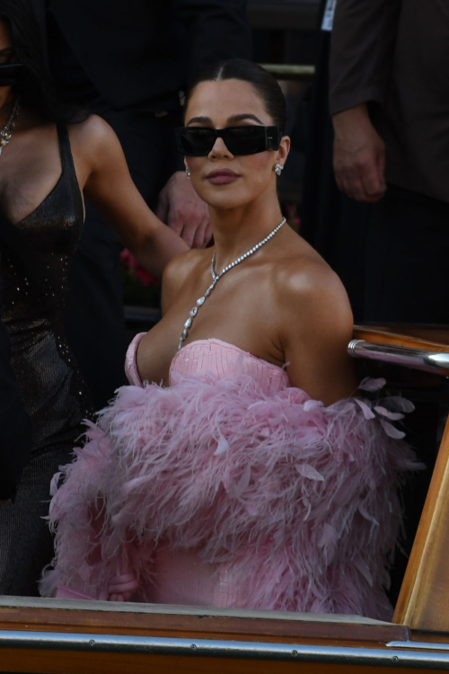 Kim & Khloe Kardashian Head to Bezos Wedding, June 2025 2