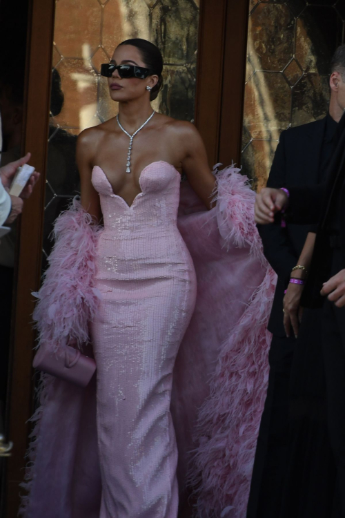 Kim & Khloe Kardashian Head to Bezos Wedding, June 2025 5