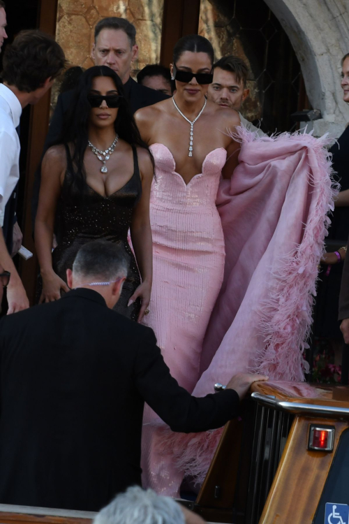 Kim & Khloe Kardashian Head to Bezos Wedding, June 2025 7