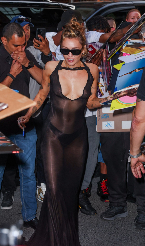 Miley Cyrus Returns to Hotel in NYC, June 2025 3
