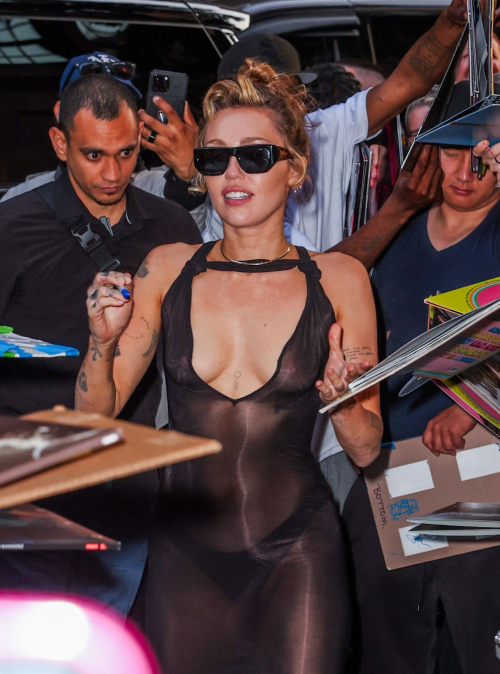 Miley Cyrus Returns to Hotel in NYC, June 2025 5