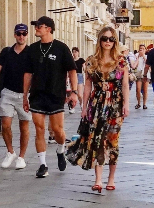 Sydney Sweeney leaves Harry’s Bar in Venice, June 2025 4