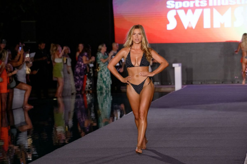 Xandra Pohl at Sports Illustrated Show Miami, June 2025 41