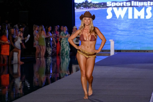 Xandra Pohl at Sports Illustrated Show Miami, June 2025 44