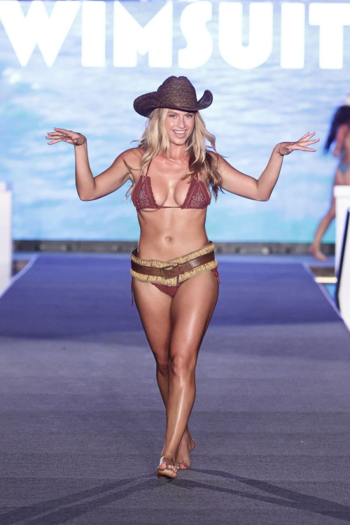 Xandra Pohl at Sports Illustrated Show Miami, June 2025 5