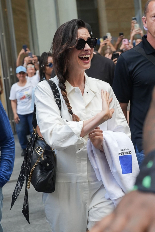 Anne Hathaway Filming Devil Wears Prada 2 July 2025 5