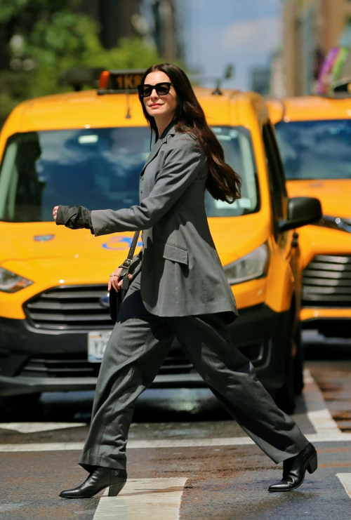 Anne Hathaway films Devil Wears Prada 2 in NYC, July 2025 1