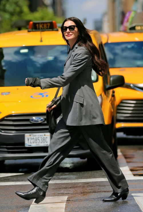 Anne Hathaway films Devil Wears Prada 2 in NYC, July 2025 3