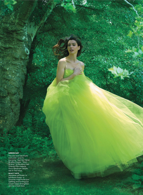 Anne Hathaway in Vogue US Editorial, August 2025 4