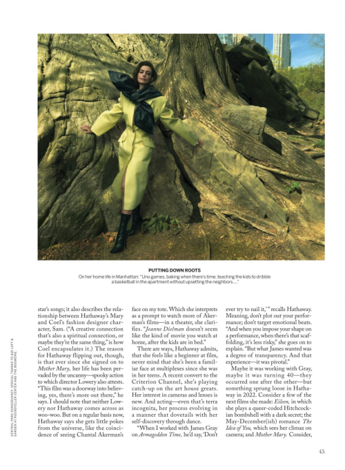 Anne Hathaway in Vogue US Editorial, August 2025 5