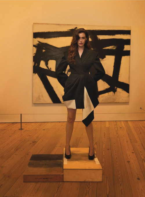 Anne Hathaway in Vogue US Editorial, August 2025 8