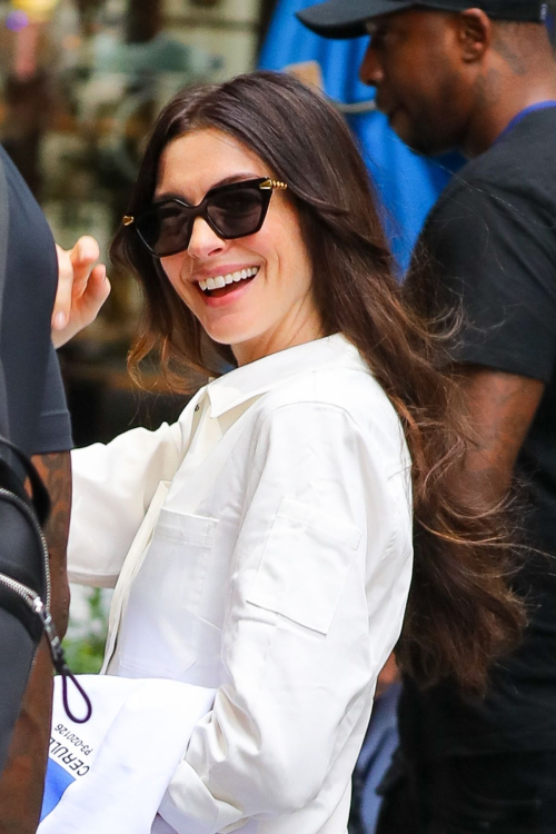 Anne Hathaway on Devil Wears Prada 2 Set July 2025 1