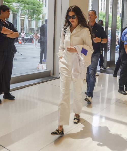 Anne Hathaway on Devil Wears Prada 2 Set July 2025 6