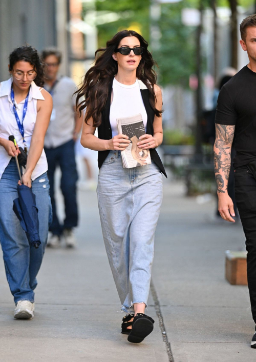 Anne Hathaway on Devil Wears Prada 2 set, July 2025 5