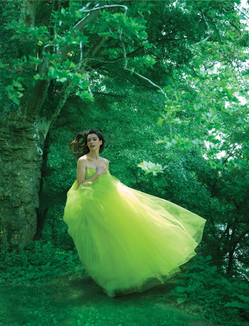 Anne Hathaway Vogue US feature, August 2025 2