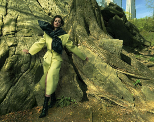 Anne Hathaway Vogue US feature, August 2025 3