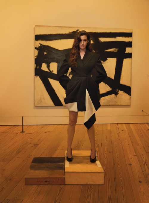 Anne Hathaway Vogue US feature, August 2025 5
