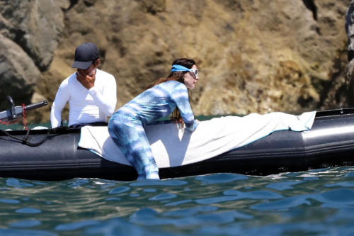 Anne Hathaway with family Amalfi Coast, July 2025 3