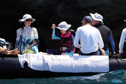 Anne Hathaway with family Amalfi Coast, July 2025 4