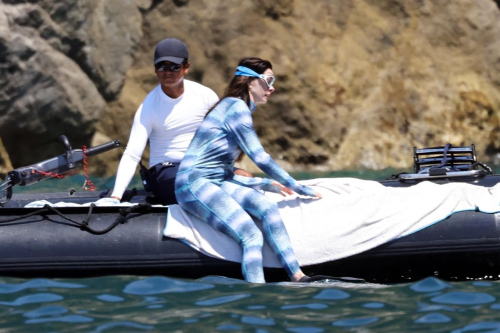 Anne Hathaway with family Amalfi Coast, July 2025 6