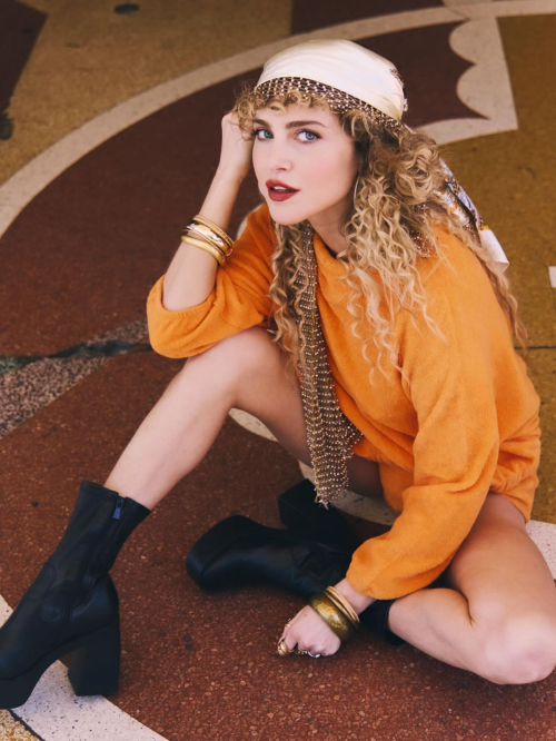 Anne Winters at a photoshoot, Jul 2025 7