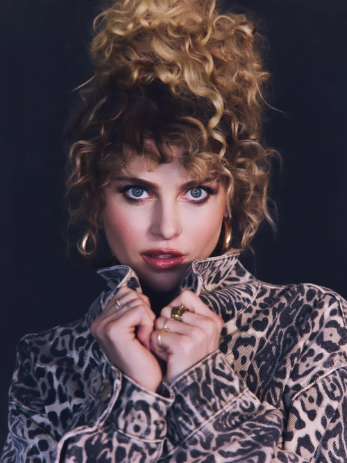 Anne Winters Glam New Photoshoot, July 2025 1