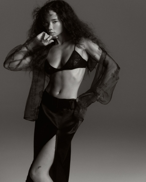 Ashley Moore Stuns in Glam Photoshoot, June 2025 1