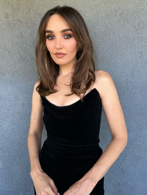 Chloe Fineman Funny Instagram Gallery July 2025 2