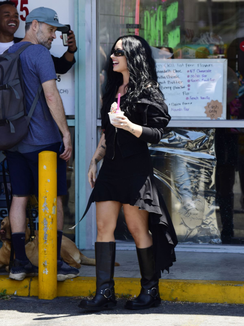 Demi Lovato at Bigg Chill yogurt shop LA, July 2025 4