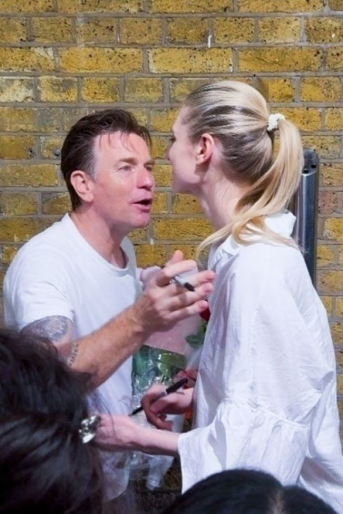 Elizabeth Debicki and Ewan McGregor Kiss Outside Theatre, July 2025 1