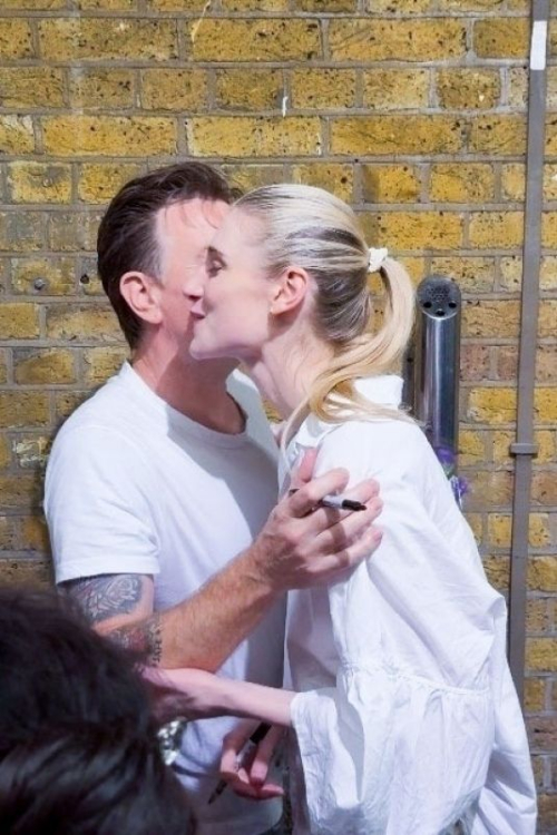 Elizabeth Debicki and Ewan McGregor Kiss Outside Theatre, July 2025 5