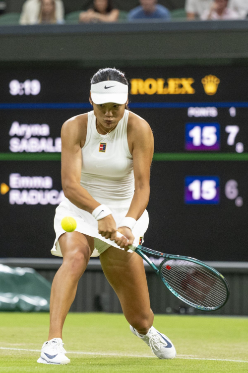 Emma Raducanu Defeated by Sabalenka at Wimbledon, July 2025 9